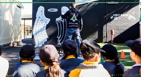 graffiti artist painting live for school students