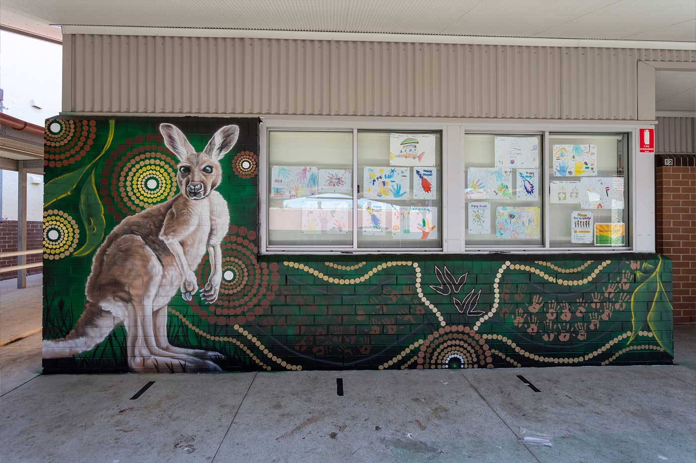 Mural Painted at Concord West Public School as part of a mural collaborative project combining realism native animals with indigenous art 